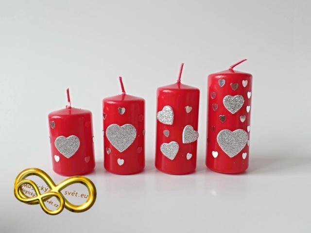 Svíčka červená se srdíčky