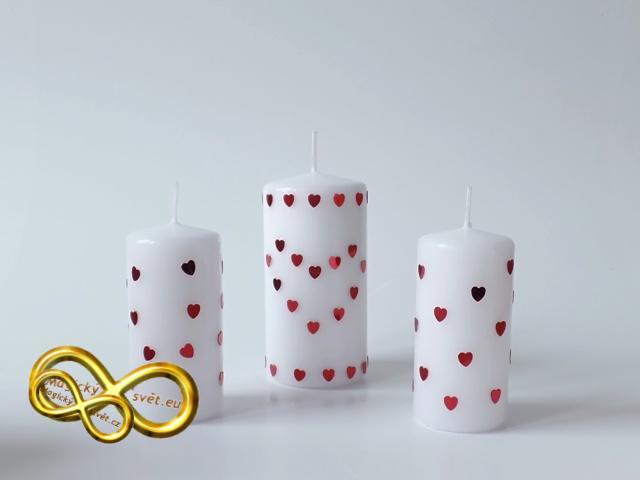 Svíčka střední bílá s červenými srdíčky