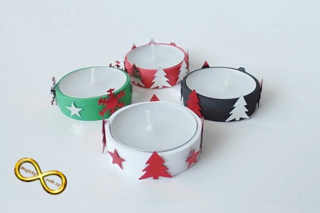 Svíčka čajová bílá a červenými stromečky a hvězdičkami