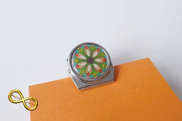 Kovový klip s malovanou mandalou