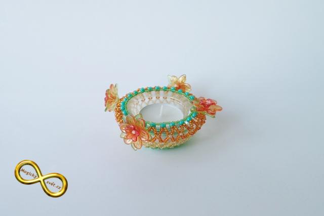 Svícínek na čajovou svíčku korálkový s kytičkami oranžový