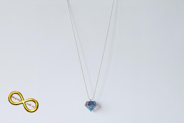 Náhrdelník "Resin" tvar diamant modrá hlubina