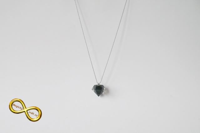 Náhrdelník "Resin" tvar diamant zelený
