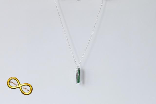 Náhrdelník "Resin" tvar šestiúhelník zeleno-stříbrný