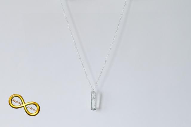 Náhrdelník "Resin" tvar hranol stříbrný