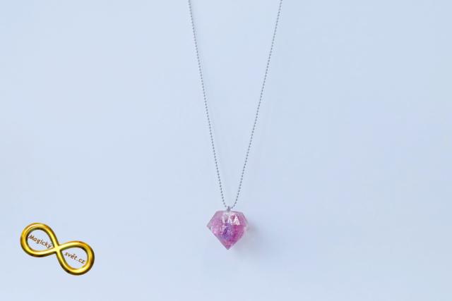 Náhrdelník "Resin" tvar diamant růžovo-fialový