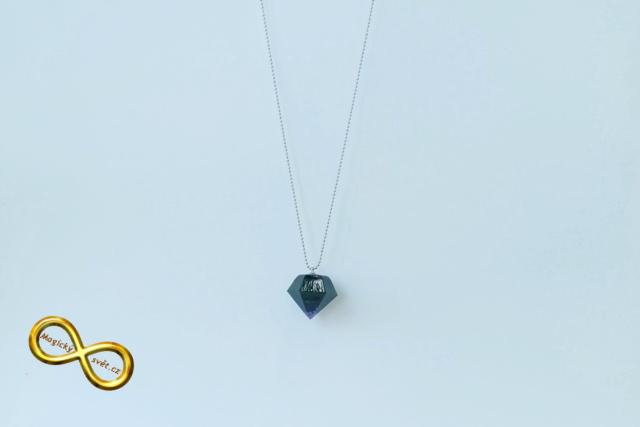 Náhrdelník "Resin" tvar diamant tmavý s fialovou špičkou