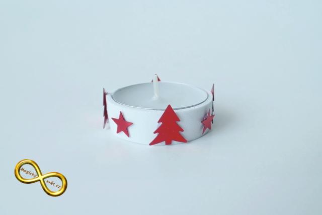 Svíčka čajová bílá a červenými stromečky a hvězdičkami