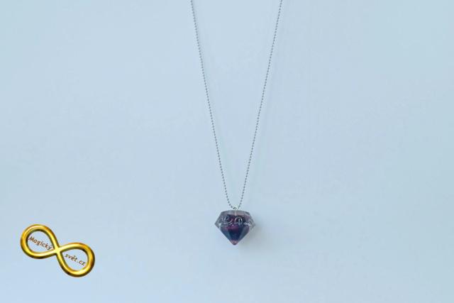 Náhrdelník "Resin" tvar diamant červeno-modrý