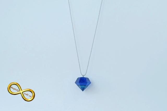 Náhrdelník "Resin" tvar diamant modrý