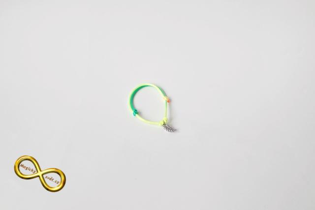 Náramek neon barevný s lístečkem - střední