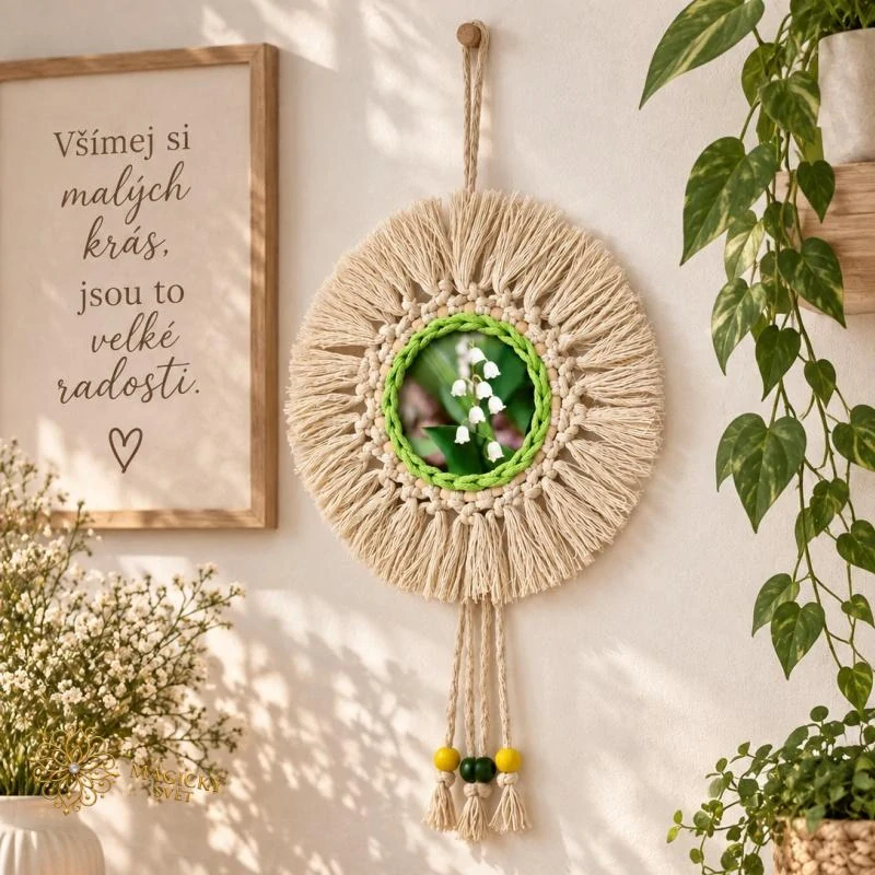 Konvalinkové pohlazení – ručně vyráběná BOHO dekorace na zeď