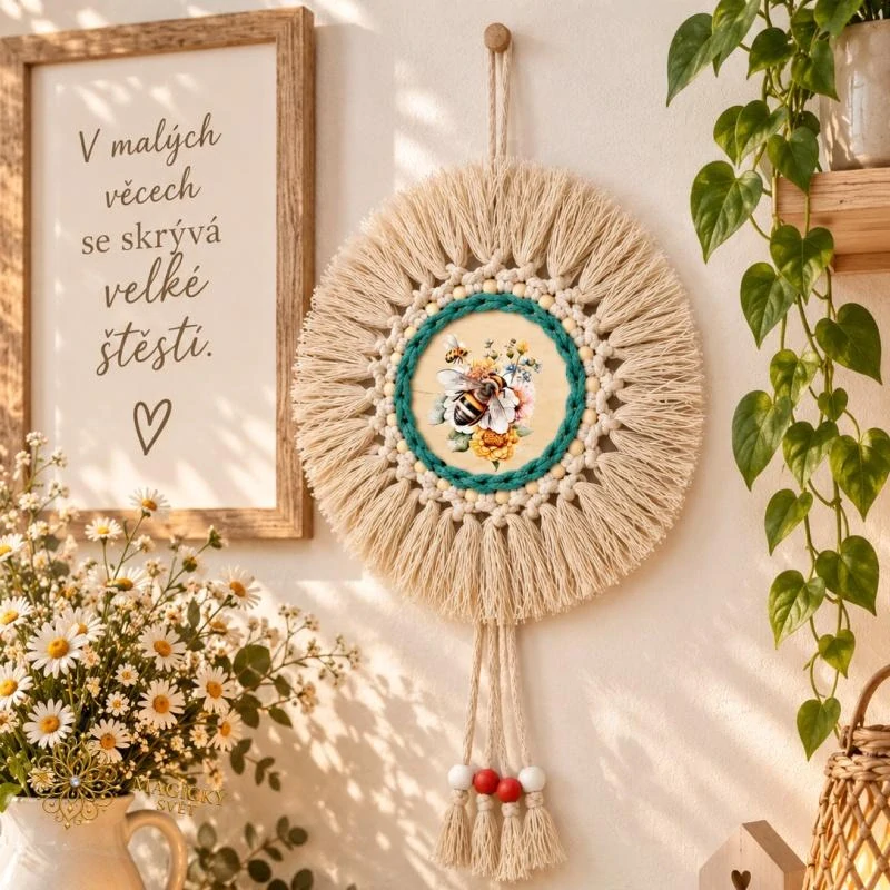 Včelí radost – ručně vyráběná BOHO dekorace na zeď