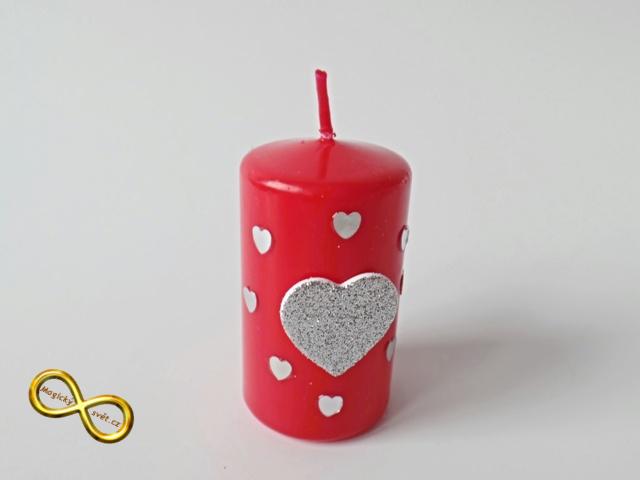 Svíčka červená se srdíčky