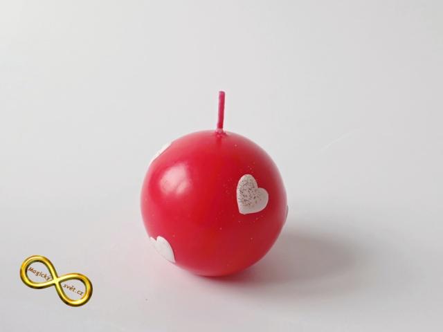 Svíčka koule červená s bílými srdíčky