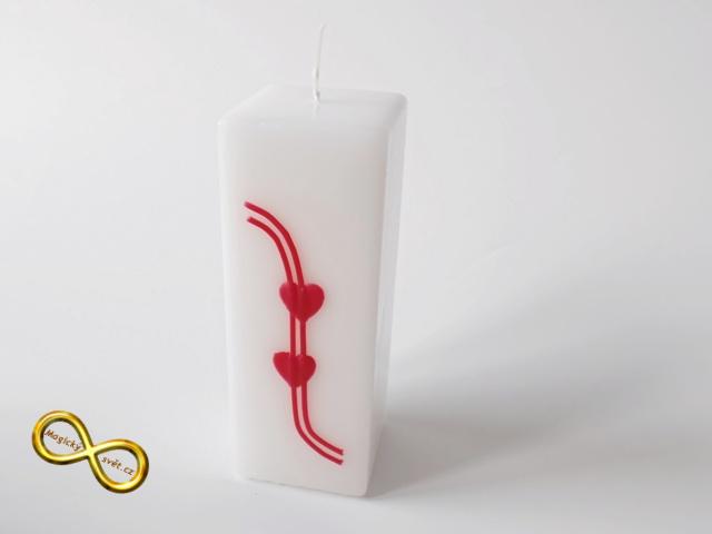 Svíčka vysoká bílá s červenými srdíčky