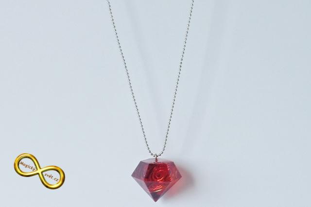 Náhrdelník "Resin" tvar diamant červený se spirálou