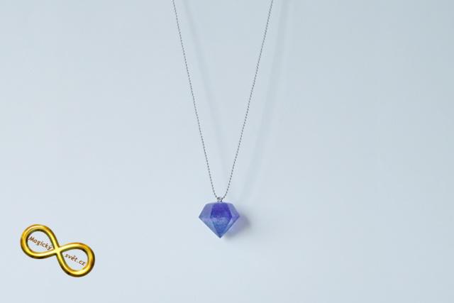 Náhrdelník "Resin" tvar diamant modrý