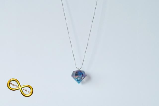 Náhrdelník "Resin" tvar diamant modrá hlubina