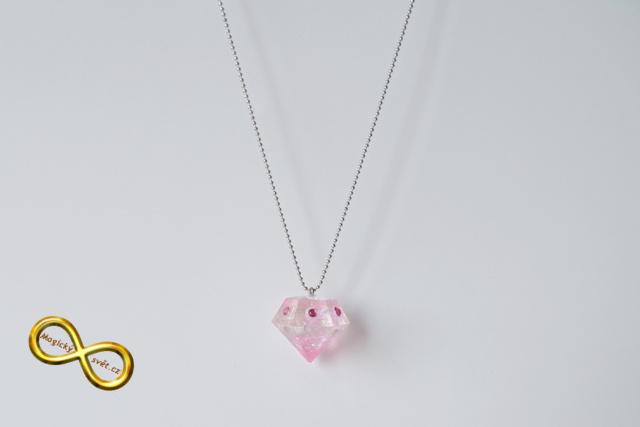 Náhrdelník "Resin" tvar diamant růžový s šatony