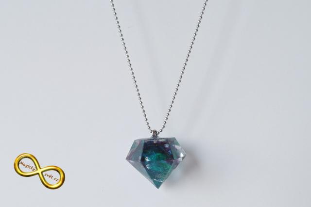 Náhrdelník "Resin" tvar diamant barevný tmavý