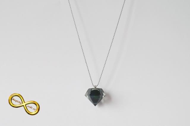 Náhrdelník "Resin" tvar diamant zelený