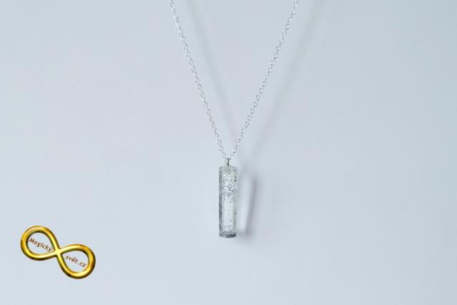 Náhrdelník "Resin" tvar hranol stříbrný