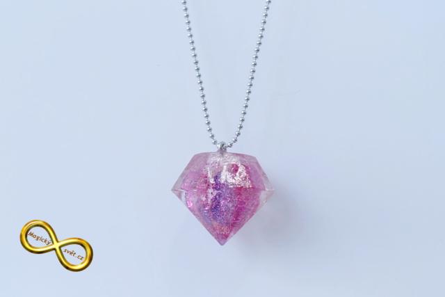 Náhrdelník "Resin" tvar diamant růžovo-fialový