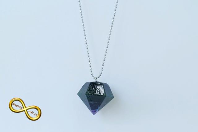 Náhrdelník "Resin" tvar diamant tmavý s fialovou špičkou