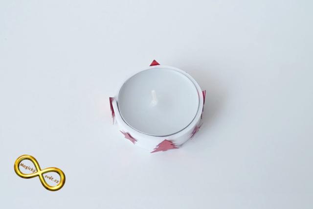 Svíčka čajová bílá a červenými stromečky a hvězdičkami