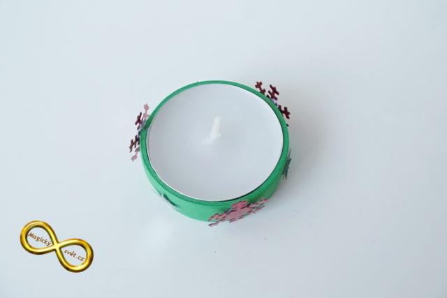 Svíčka čajová zelená s vločkami a hvězdičkami