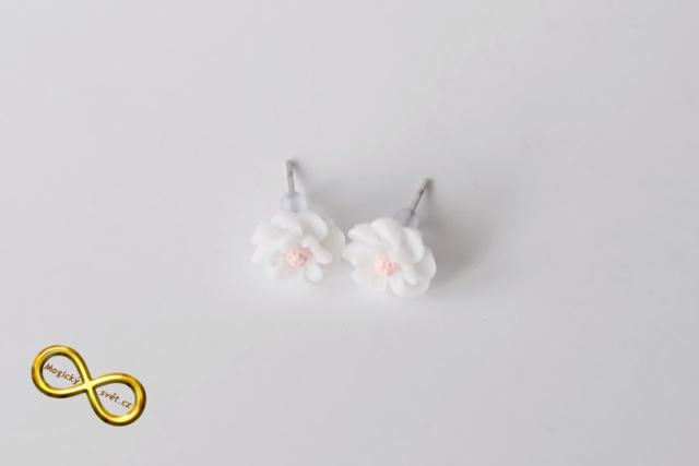 Náušnice kytičky bílé