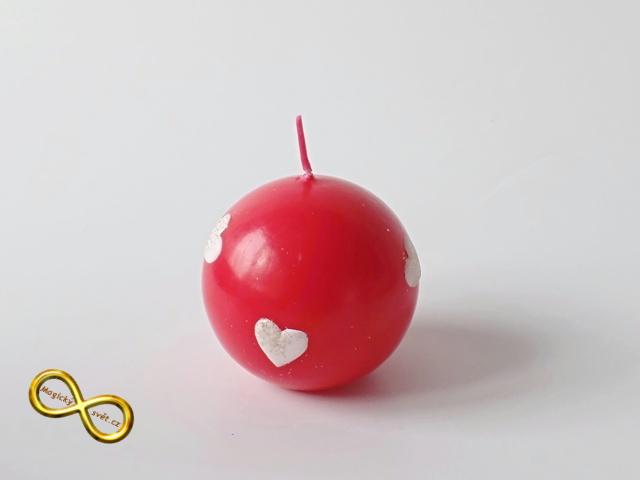 Svíčka koule červená s bílými srdíčky