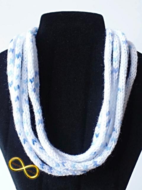 Náhrdelník modrý tečkovaný pletený