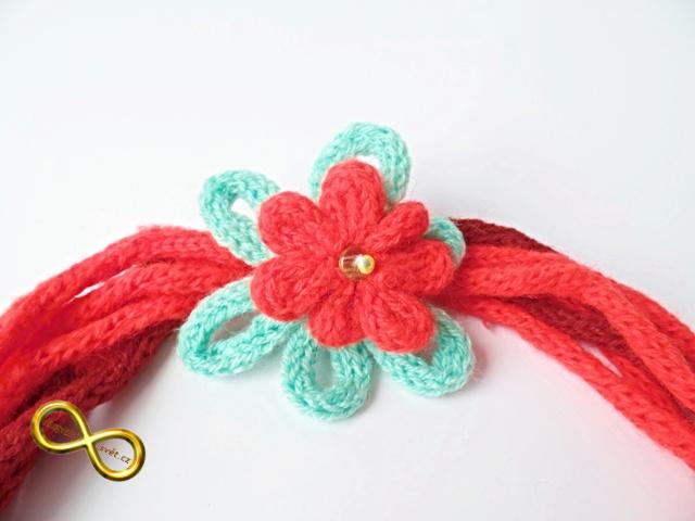 Náhrdelník červený pletený s broží