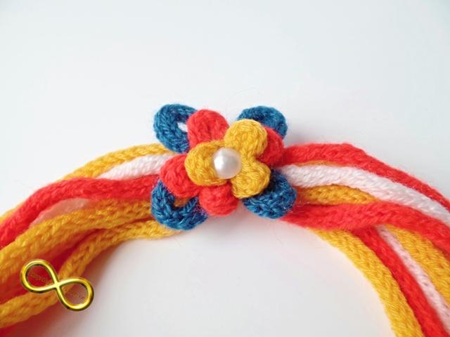 Náhrdelník červený pletený s broží