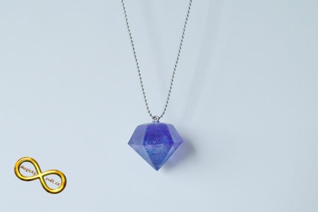 Náhrdelník "Resin" tvar diamant modrý
