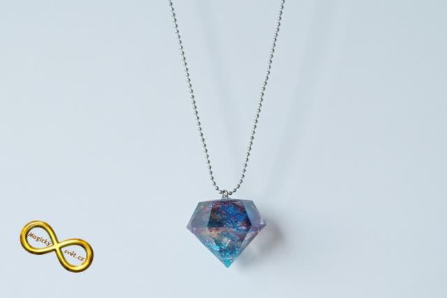 Náhrdelník "Resin" tvar diamant modrá hlubina