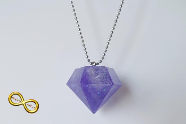 Náhrdelník "Resin" tvar diamant modrý