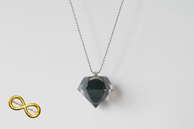 Náhrdelník "Resin" tvar diamant zelený