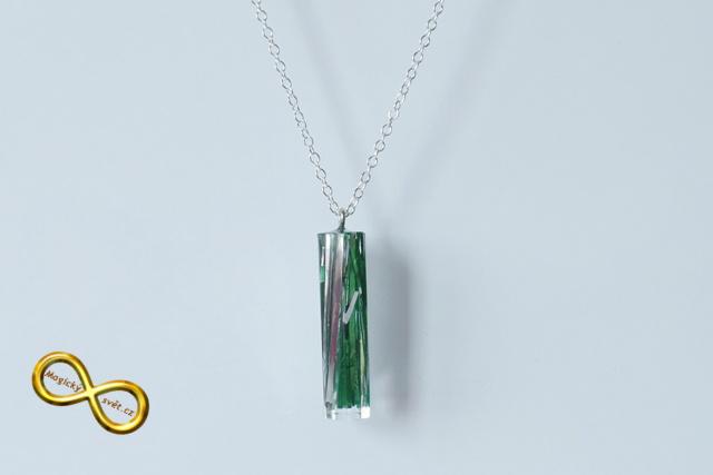 Náhrdelník "Resin" tvar šestiúhelník zeleno-stříbrný