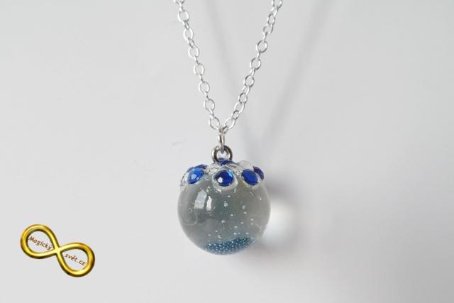 Náhrdelník "Resin" kulička modrá s šatony