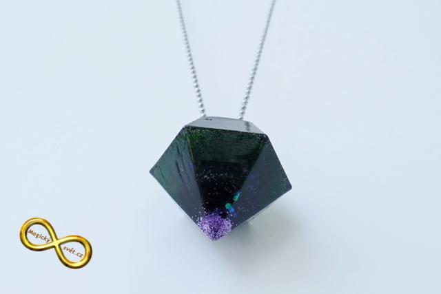 Náhrdelník "Resin" tvar diamant tmavý s fialovou špičkou