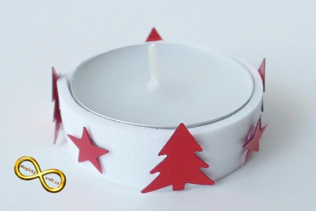 Svíčka čajová bílá a červenými stromečky a hvězdičkami