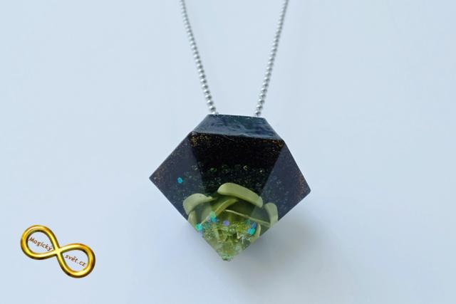 Náhrdelník "Resin" tvar diamant tmavý se zelenou růží