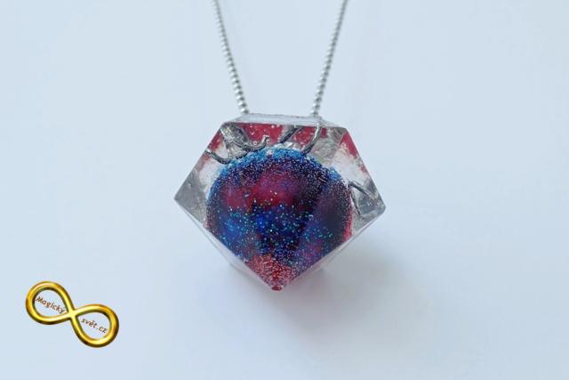 Náhrdelník "Resin" tvar diamant červeno-modrý