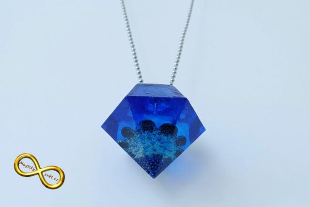 Náhrdelník "Resin" tvar diamant modrý
