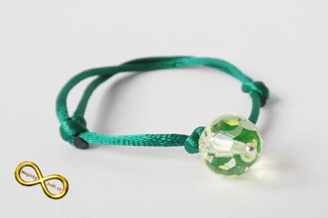 Náramek zelený s korálkou - střední