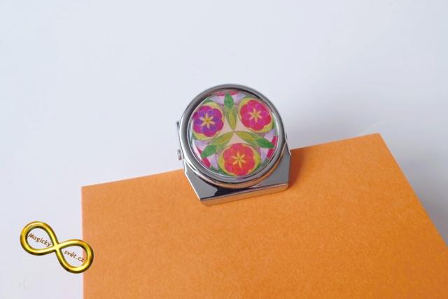 Kovový klip s malovanou mandalou "Klidné odpoledne v zahradě"