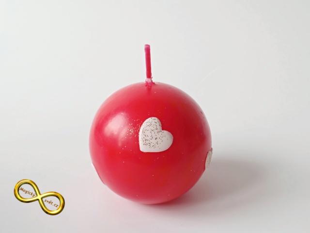 Svíčka koule červená s bílými srdíčky